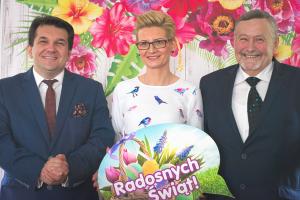 Wójt, Sekretarz i Sołtys trzymają kartkę z napisem "Radosnych Świąt"