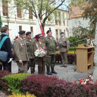 foto uroczystości przy obelisku na ulicy chmielnej 59564585_2319385084998681_6118123863101407232_n.jpg