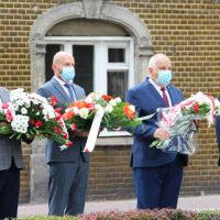 Przedstawiciele samorządów z kwiatami