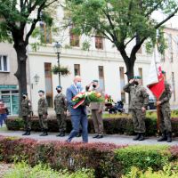 Zastępca Wójta Gminy Chojnów niesie wiązankę kwiatów