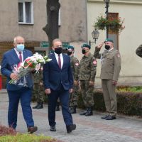 Przedstawiciele Miasta Chojnowa niosą kwiaty