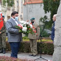 Przedstawiciel powiatu legnickiego składa kwiaty