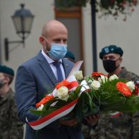 Zastępca Wójta składa kwiaty