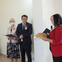 1starostowie wręczają chleb Wójtowi Gminy Chojnów