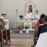 DSCF3758ksiądz na ołtarzu