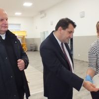 4 wójt ogląda dokumenty