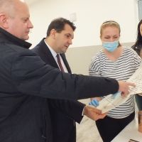 5 wójt, ksiądz i mieszkańcy oglądają dokumenty
