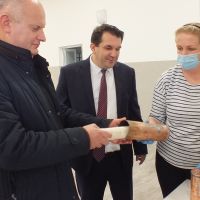 6 wójt, ksiądz i mieszkancy oglądają dokumenty