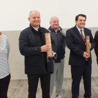 9 zdjęcie grupowe mieszkańców z kapsułami