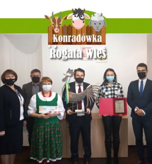 Wójt odbiera nagrodę od przedstawicieli Urzędu Marszałkowskiego Województwa Dolnośląskiego