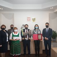 Wójt odbiera nagrodę od przedstawicieli Urzędu Marszałkowskiego Województwa Dolnośląskiego