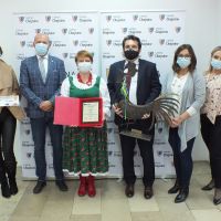 Wójt, Zastępca Wójta, Sołtys, Lider Grupy Odnowy Wsi, Gminny Koordynator Odnowy Wsi, Kierownik Promocji wykonują pamiątkowe...