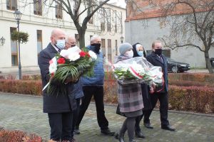 DSCF4057 przedstawiciele samorządów z wiązankami
