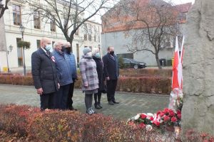 DSCF4069 przedstawiciele samorządów pod obeliskiem