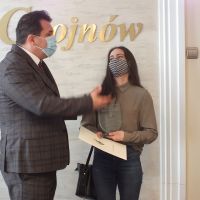 4 wójt z nagrodzonymi zawodnikami