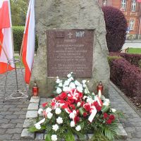 Obelisk i wiązanki patriotyczne