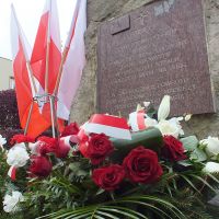 Obelisk i wiązanki patriotyczne