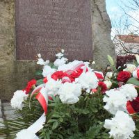 Obelisk i wiązanki patriotyczne