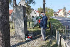 Złożenie kwiatów pod pomnikiem w Krzywej