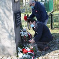 Złożenie kwiatów pod pomnikiem w Krzywej