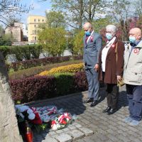 Złożenie kwiatów pod pomnikiem w Chojnowie