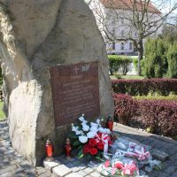 Złożenie kwiatów pod pomnikiem w Chojnowie