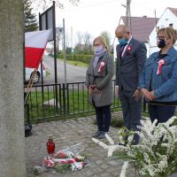 Złożenie kwiatów pod pomnikiem w Dobroszowie