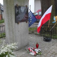 Złożenie kwiatów pod pomnikiem w Dobroszowie