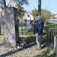 Złożenie kwiatów pod pomnikiem w Krzywej