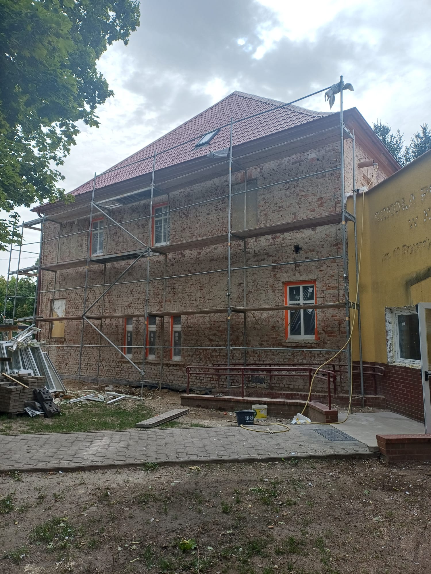 Trwają prace termomodernizacyjne na terenie Szkoły Podstawowej w Krzywej