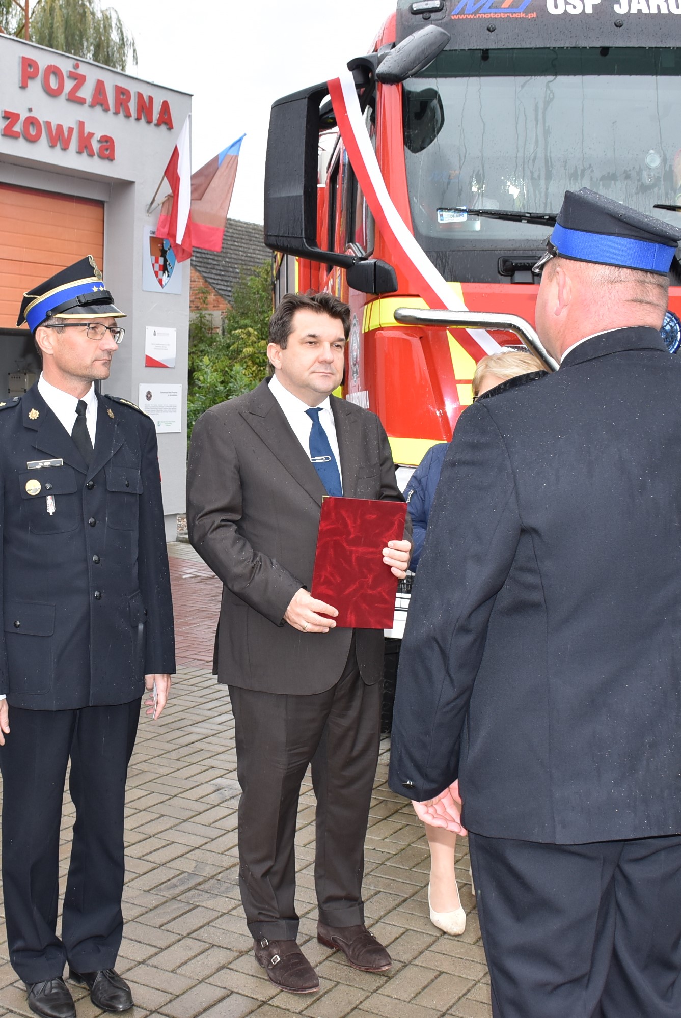 Oficjalne przekazanie wozu strażackiego w Jaroszówce