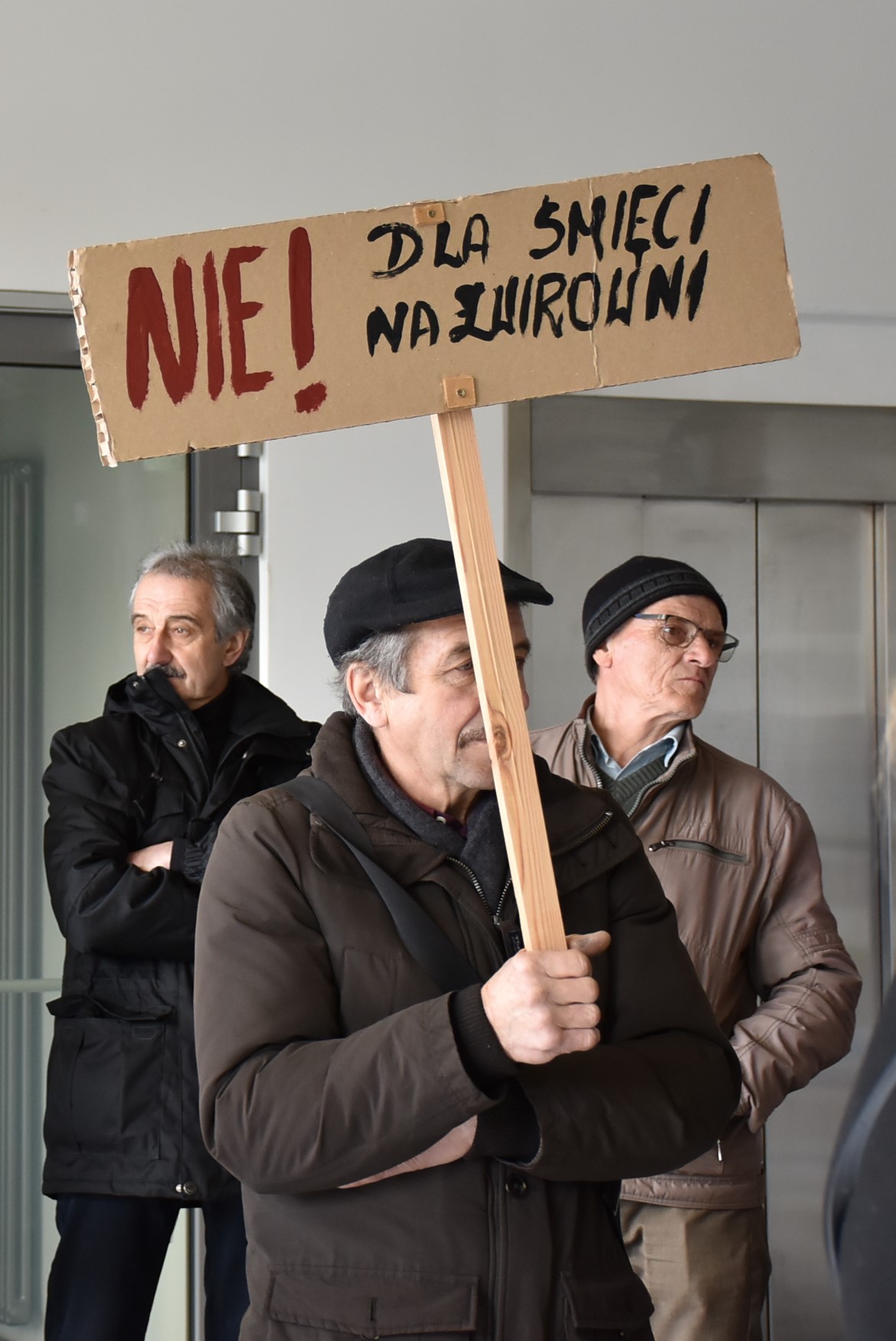 Protestujący przeciwko rekultywacji w Czernikowicach z wizytą we Wroclawiu