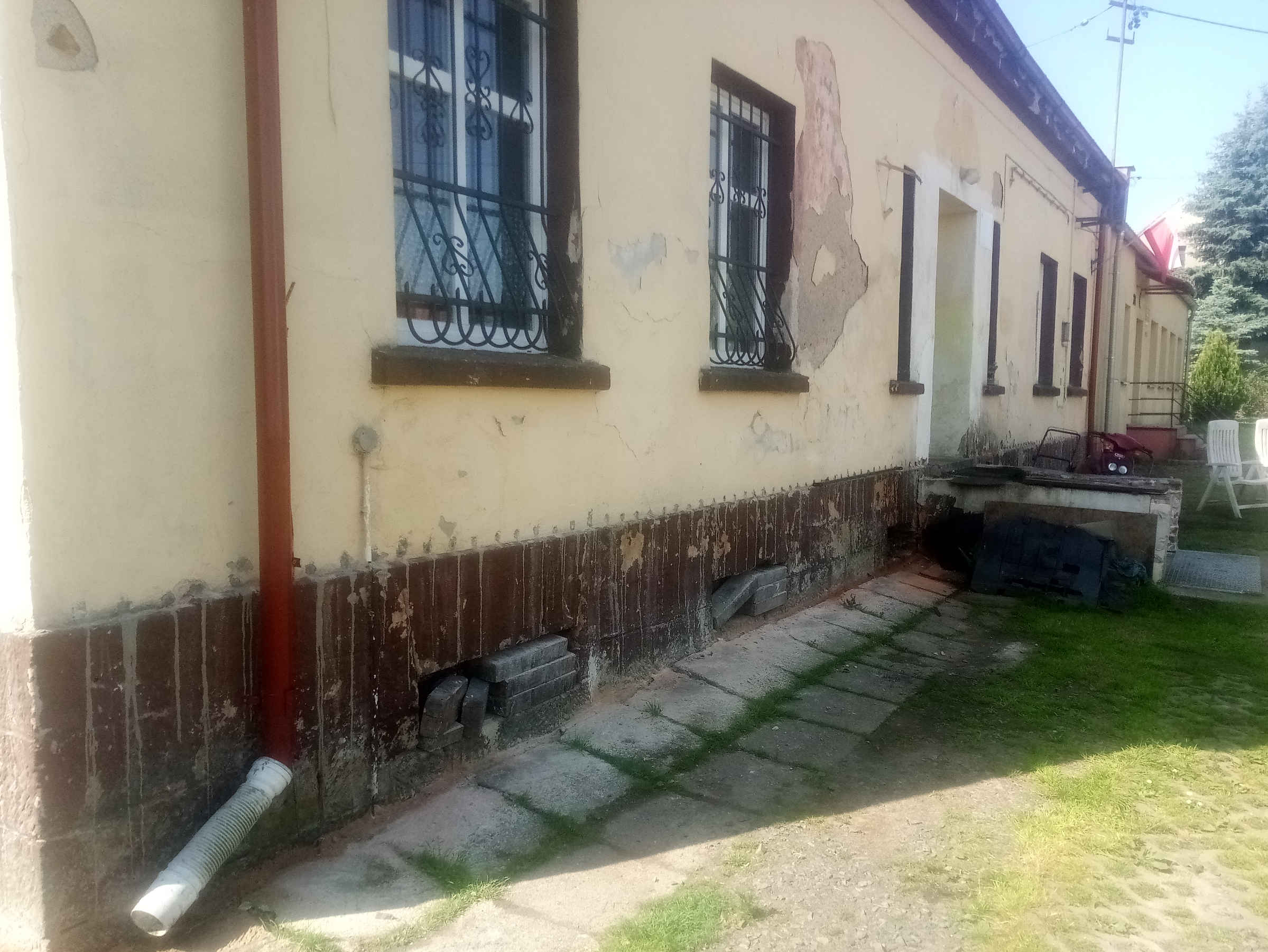 Osuszanie murów budynku świetlicy w Dobroszowie